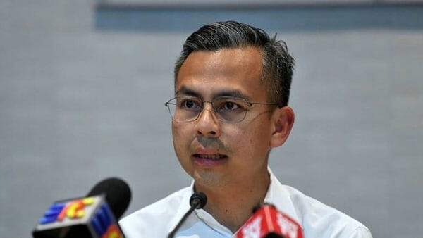 Fahmi Fadzil bentang 'kad laporan pencapaian'  Gerbangpost